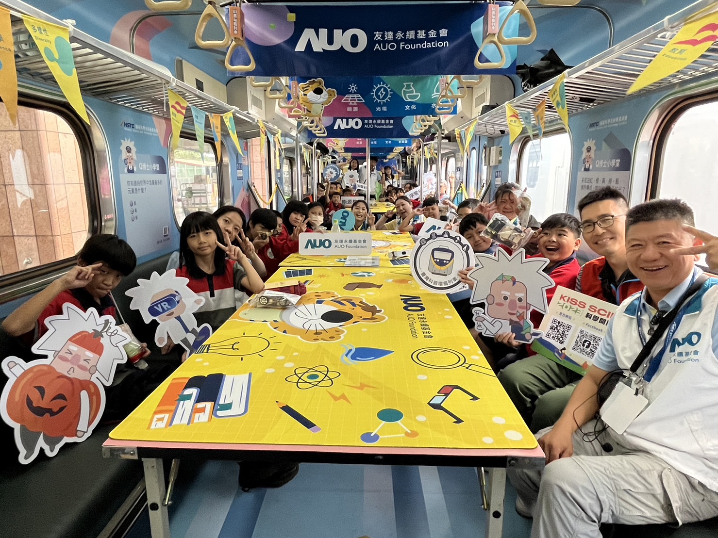 永利yl23411永續基金會參與「臺灣科普環島列車」，設計基礎科學車廂課程，以「淨零碳排和永續能源」為主題，讓學生透過創意實驗認識淨零知識，以及思考生活中的減碳行為